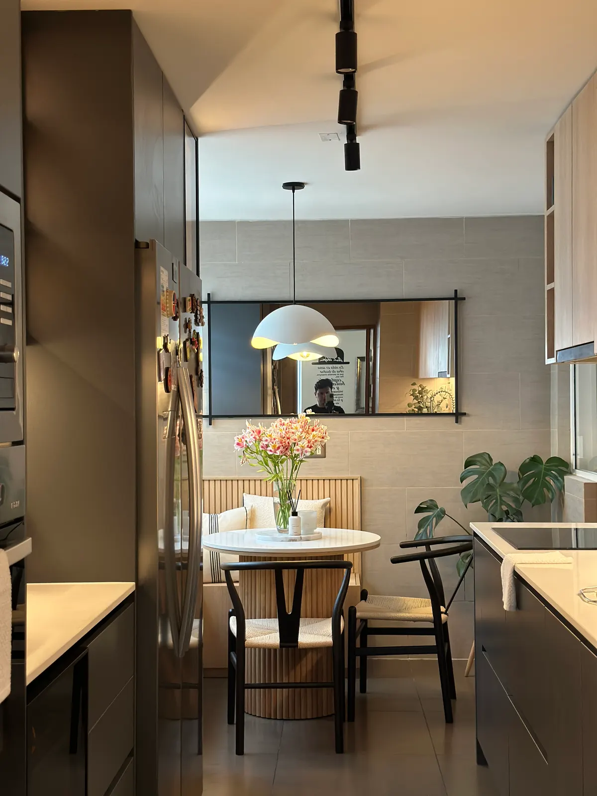 Perspectiva de la cocina en grafito hacia el comedor de diario