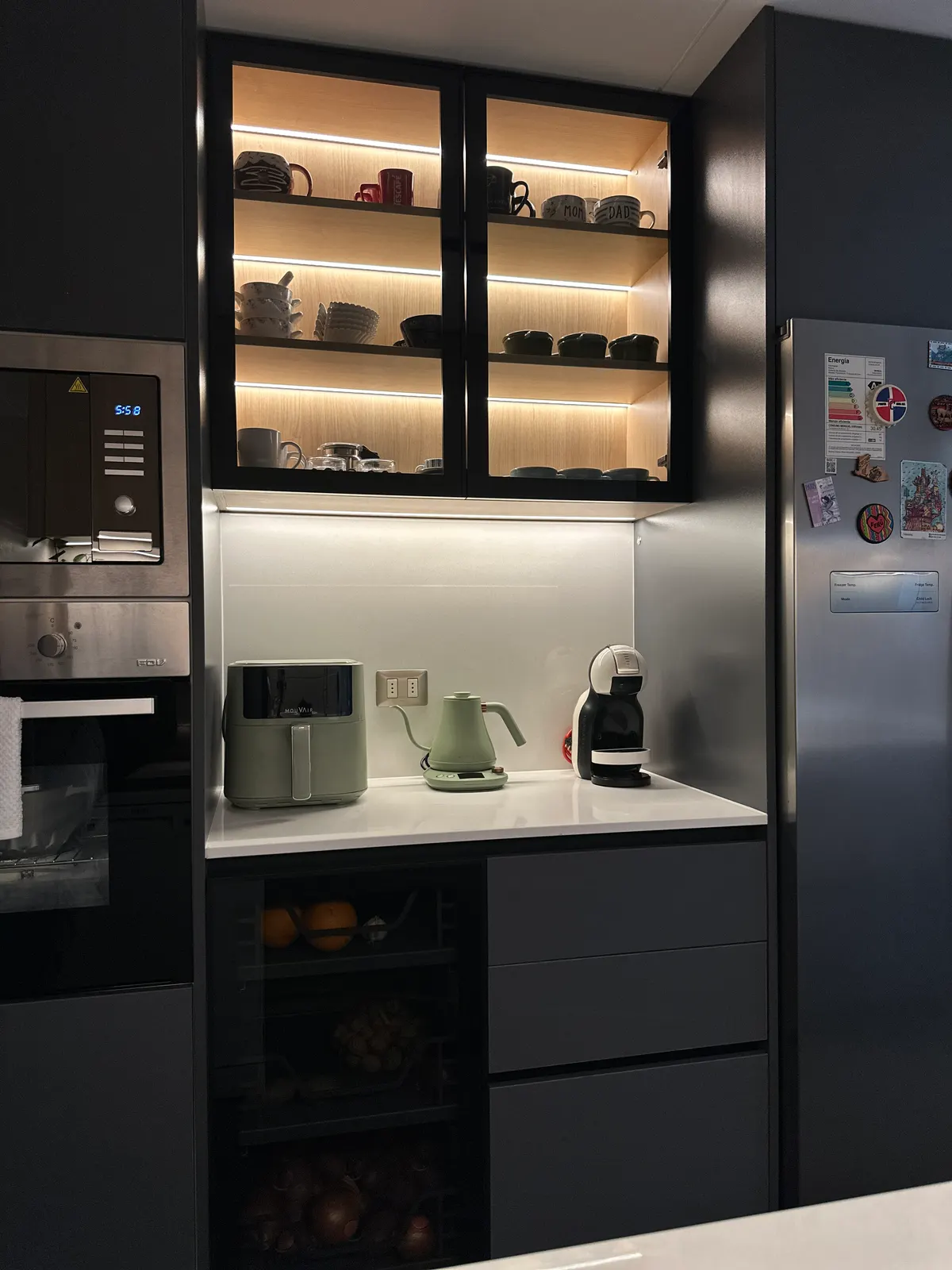 Torre de electrodomésticos en grafito con horno, vitrina iluminada y cava