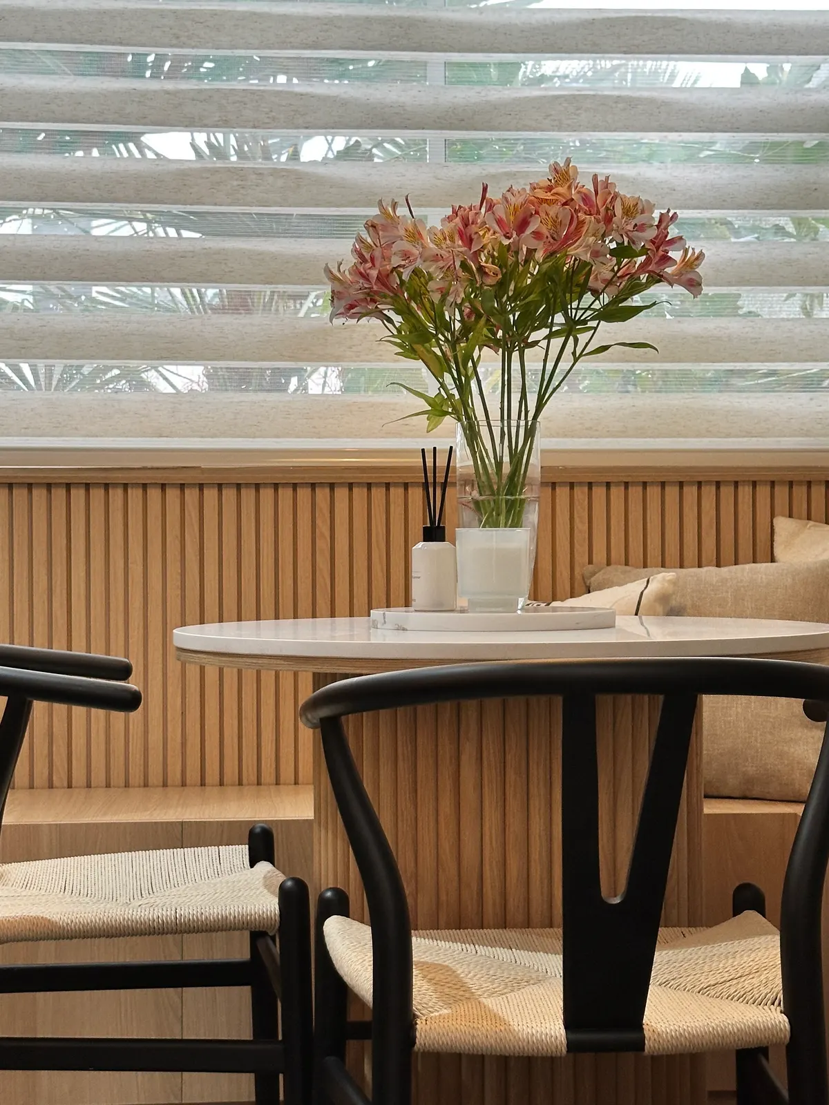 Mesa del comedor de diario junto al ventanal, con luz natural
